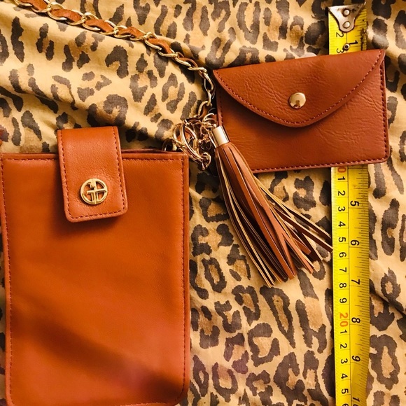 Gianni Bernini British tan phone crossbody w/ card slots key chain & tassel - Picture 10 of 16